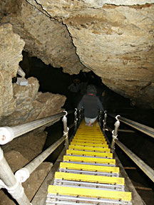The marble
caves feature many steep ups and downs, some on ladders, others on carved rock steps